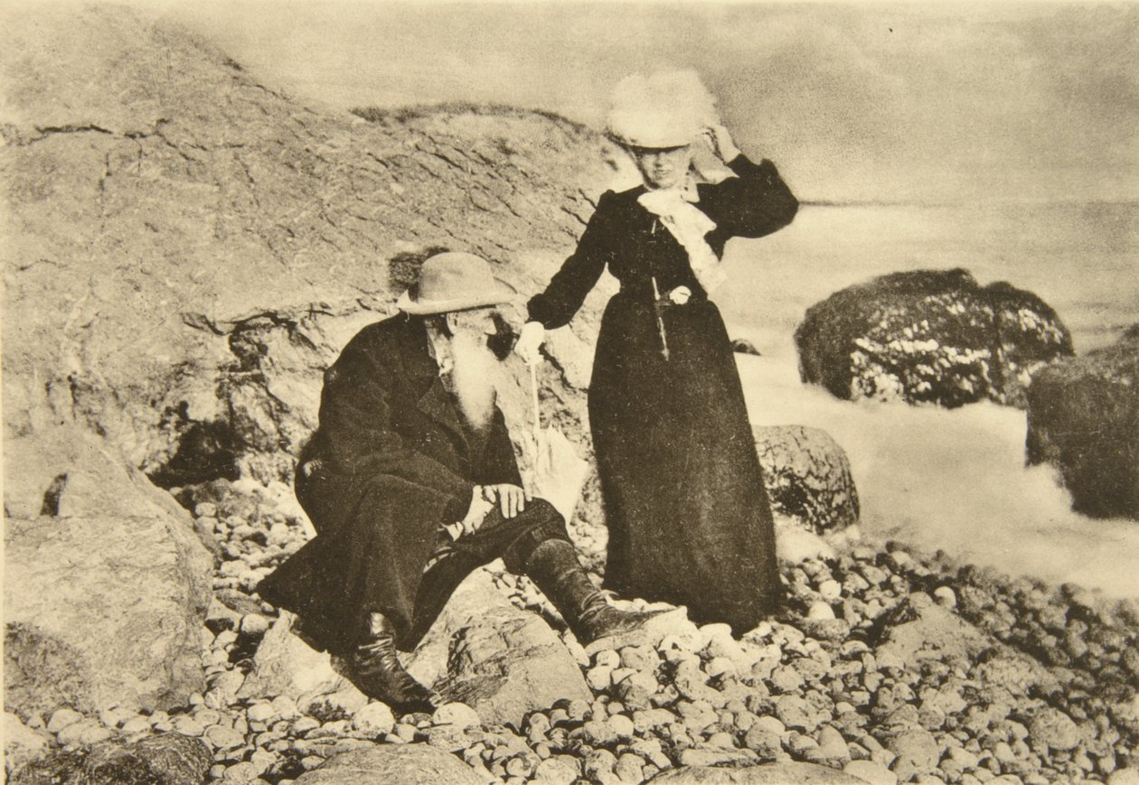 Rus yazar Leo Tolstoy ve eşi Sophia, Karadeniz kıyısında, Kırım, Rusya, 1902 by Sophia Andreevna Tolstaya