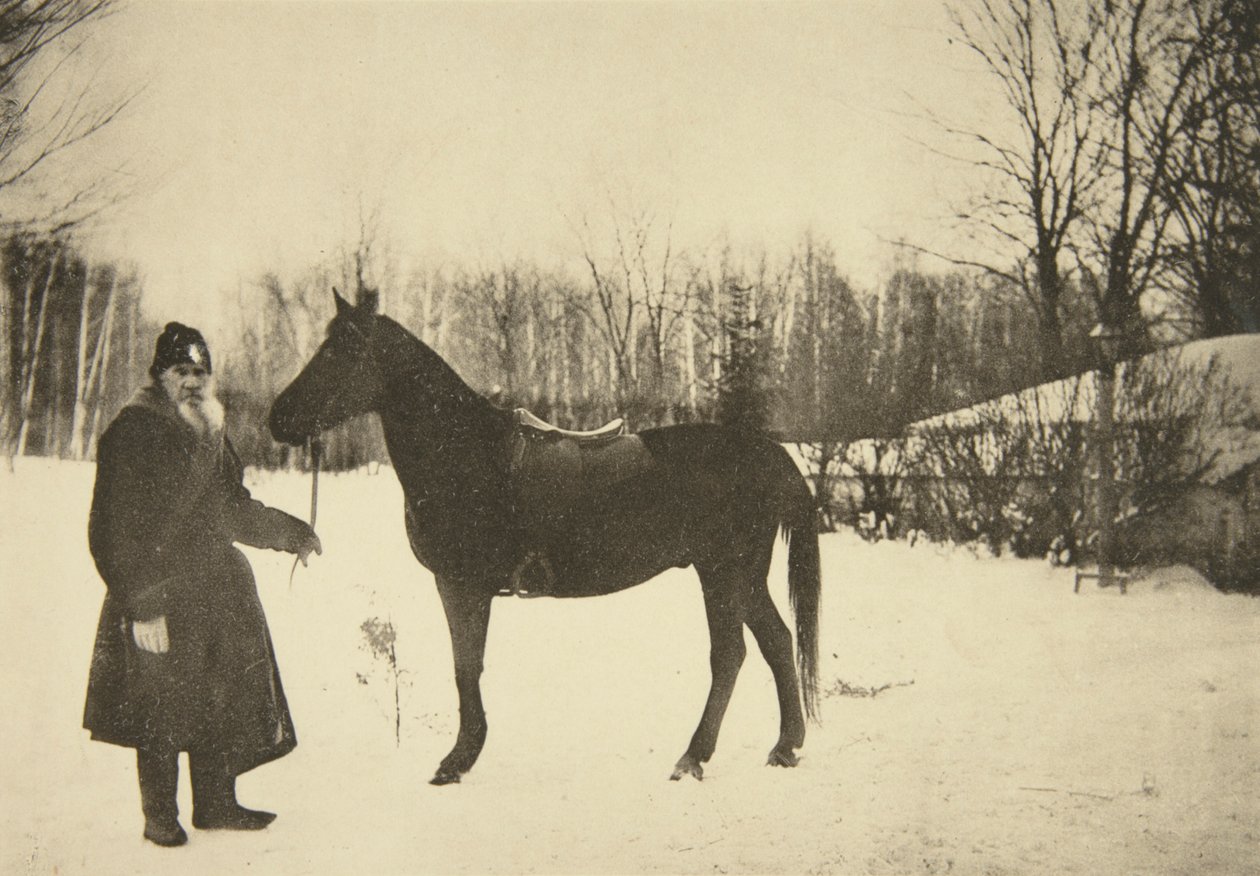 Rus yazar Leo Tolstoy, atlı Yasnaya Polyana, Tula yakınlarında, Rusya, 1905. by Sophia Andreevna Tolstaya
