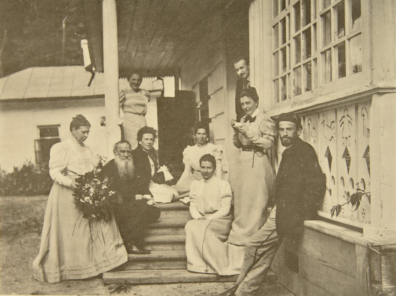 Rus yazar Leo Tolstoy eşinin doğum gününde ailesiyle birlikte, Rusya, 1900