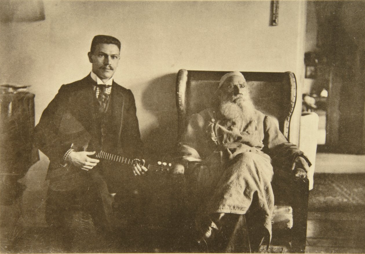 Rus yazar Leo Tolstoy, balalayka oyuncusu Boris Troyanovsky ile birlikte, Rusya, 1909 by Sophia Andreevna Tolstaya