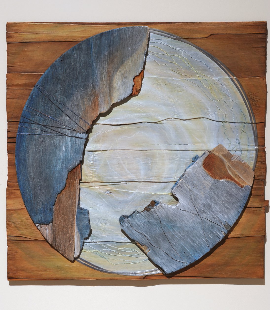 Bakire ve Çocuk, 2007 (panel, buluntu malzemeler, tekstil, yanardöner madde) by Sophie Hacker