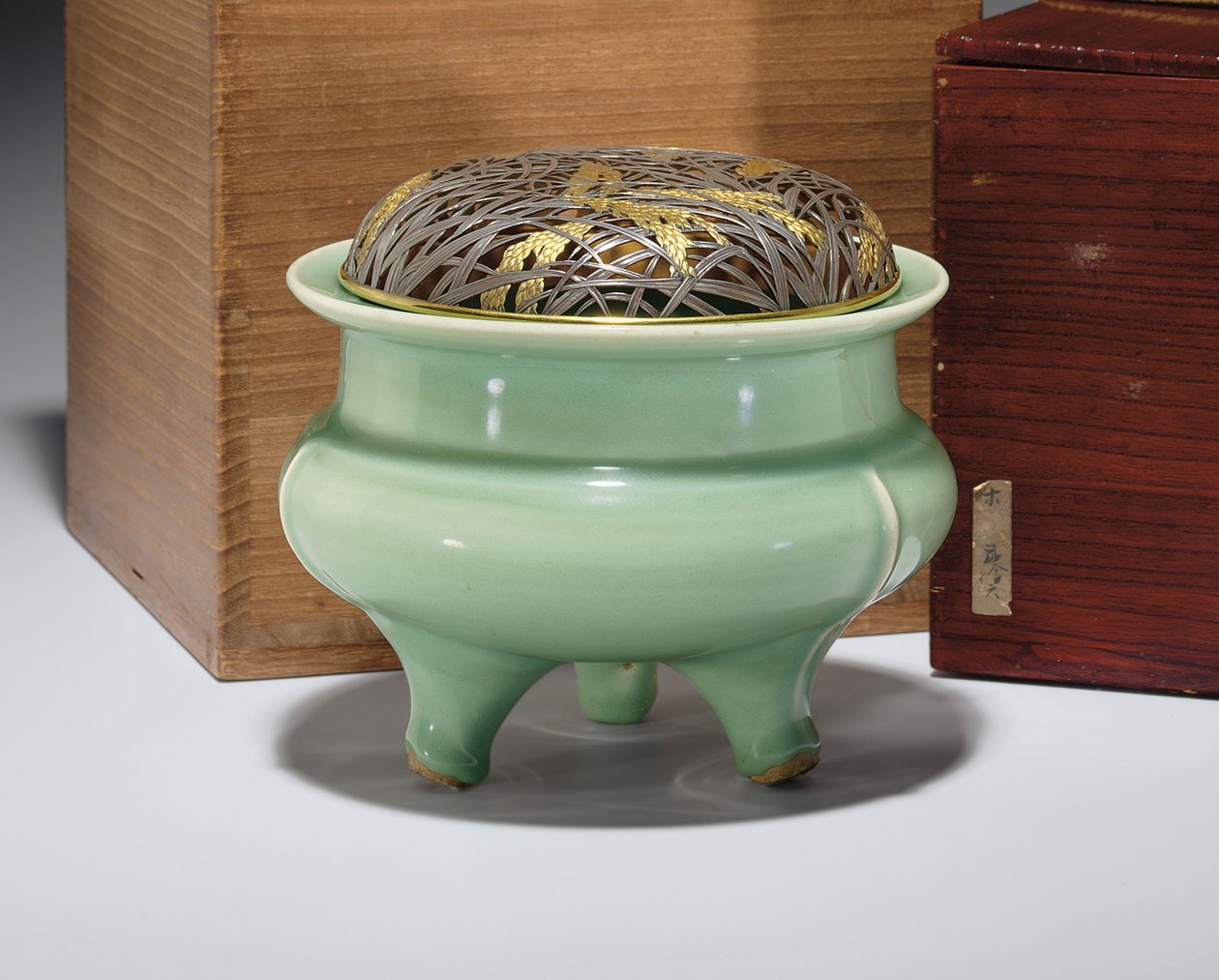 Japon koli yaldızlı metal kapaklı (seramik) büyük Longquan seladon tripod buhurdan (ayrıca bkz. 349496) by Southern Song Dynasty Chinese School