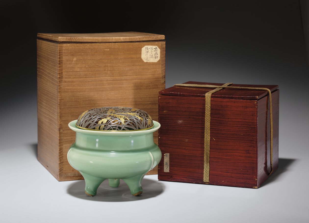 Japon koli yaldızlı metal kapaklı (seramik) büyük Longquan seladon tripod buhurdan (ayrıca bkz. 349486) by Southern Song Dynasty Chinese School