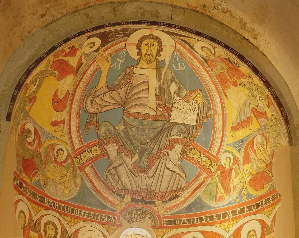 Yüksek melekler ve Evangelistlerin sembolleri ile çevrili Majesteleri İsa, 12. yüzyıl orijinalinin kopyası by Spanish School