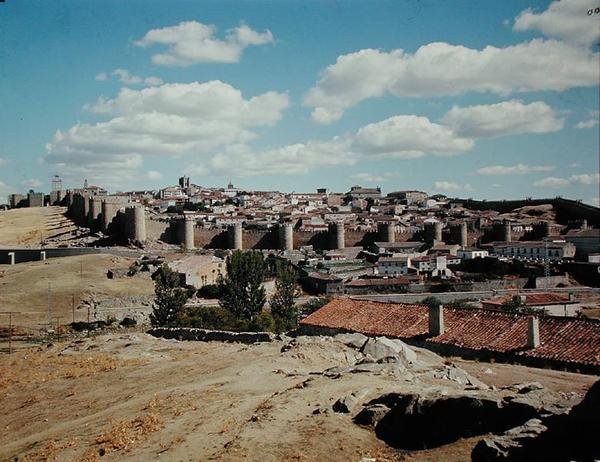 Antik şehir surlarının panoramik görünümü, 11.-12. yüzyıl by Spanish School