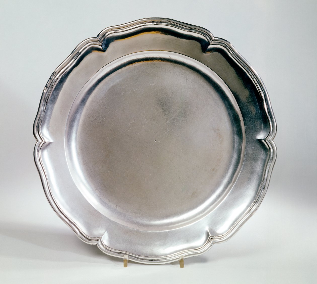 Sığ tabak, İspanyol, 1736 (gümüş) by Spanish School