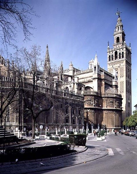 ötesinde Giralda kulesi ile doğu cephesinin görünümü by Spanish School