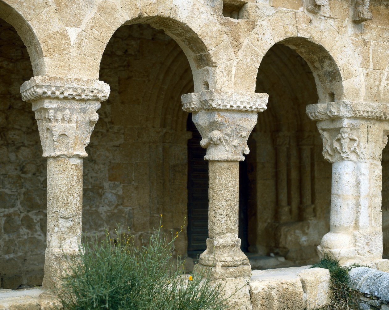 Atriyumun pasajları, St. Michael Kilisesi, San Esteban de Gormaz, İspanya, 11.-12. yüzyıl mimarisi (fotoğraf) by Spanish School