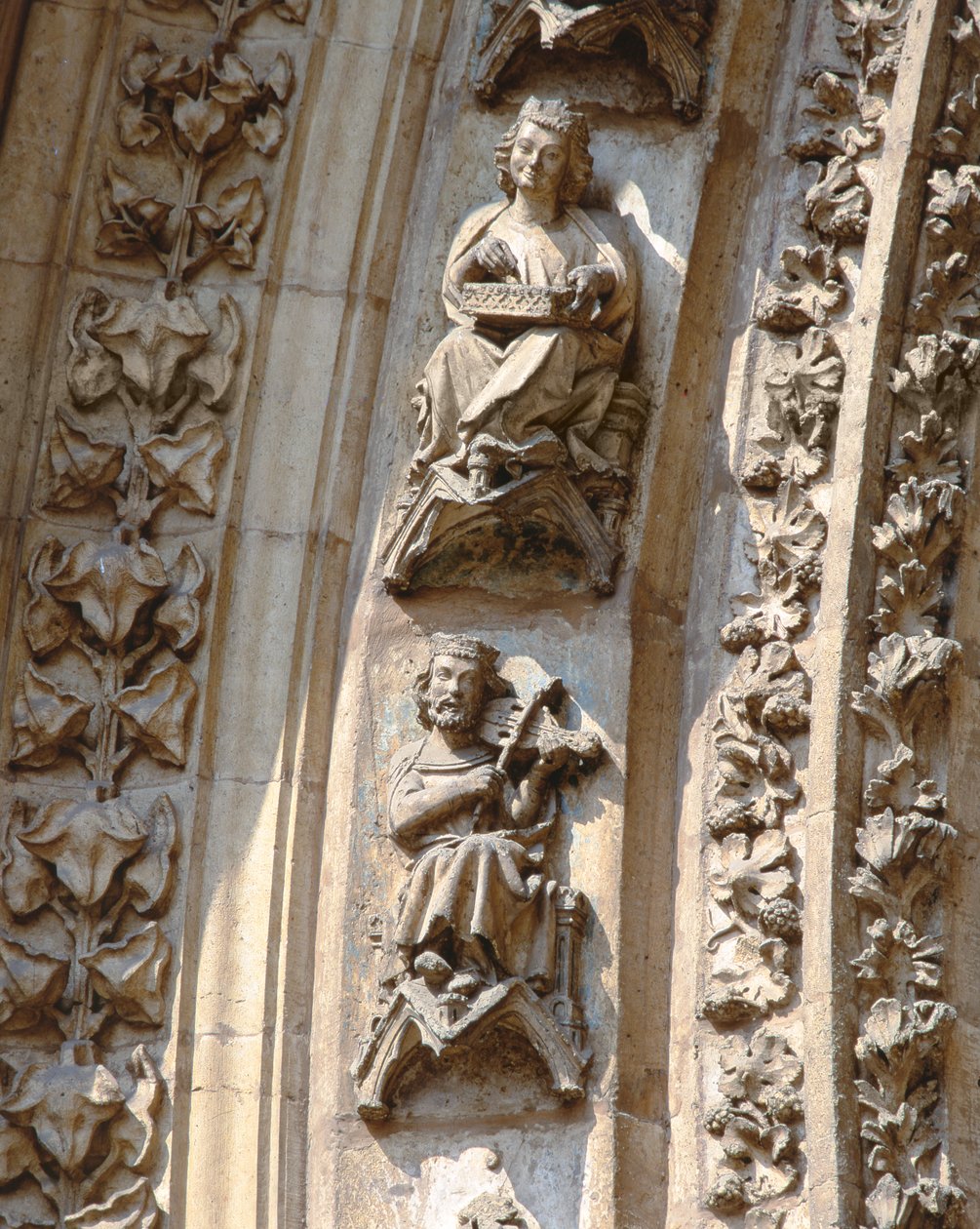 Batı cephesinin merkezi portalının Archivolt