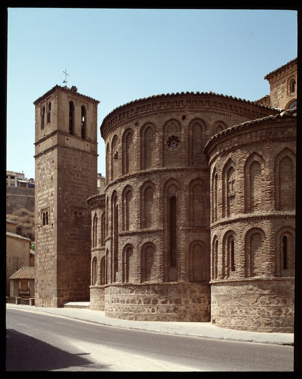 Sanat mudejar: Santiago de Arrabal kilisesinin apsisinin görünümü, 13. yüzyıl Toledo, İspanya by Spanish School