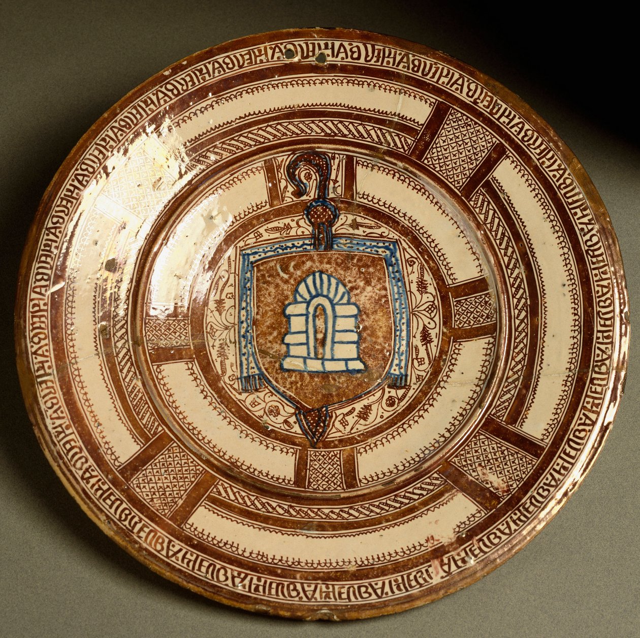 Poblet manastırının blazonu, Katalonya'daki Cistersian manastırı. İspanya, Valencia yakınlarında üretilen seramik tabak. 16. yüzyıl Floransa, Museo Nazionale del Bargello by Spanish School
