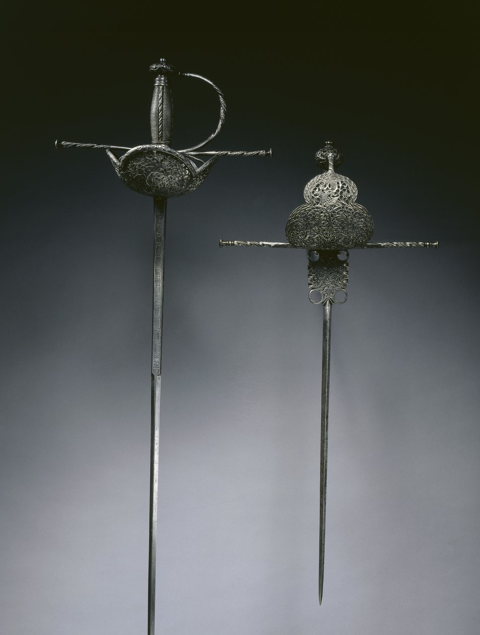 Kupa kabzalı meçler, c.1650 (çelik) by Spanish School