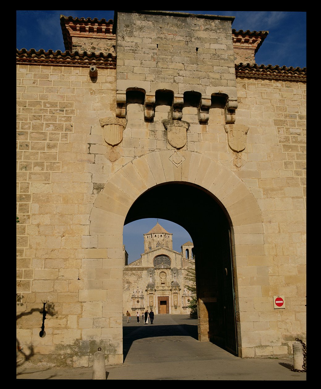 1151 yılında kurulan manastırın girişi by Spanish School