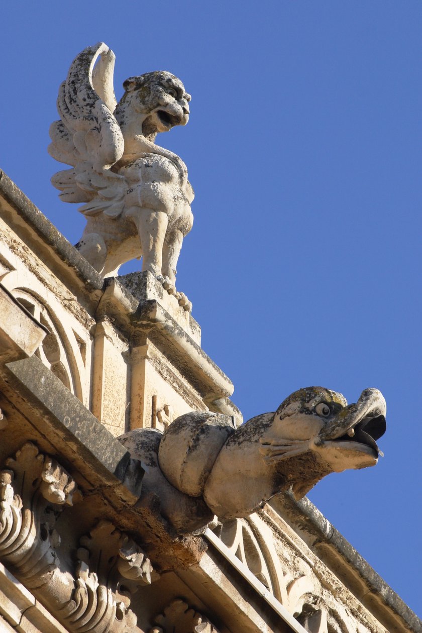 Gargoyle ve akroter, dıştan detay by Spanish School