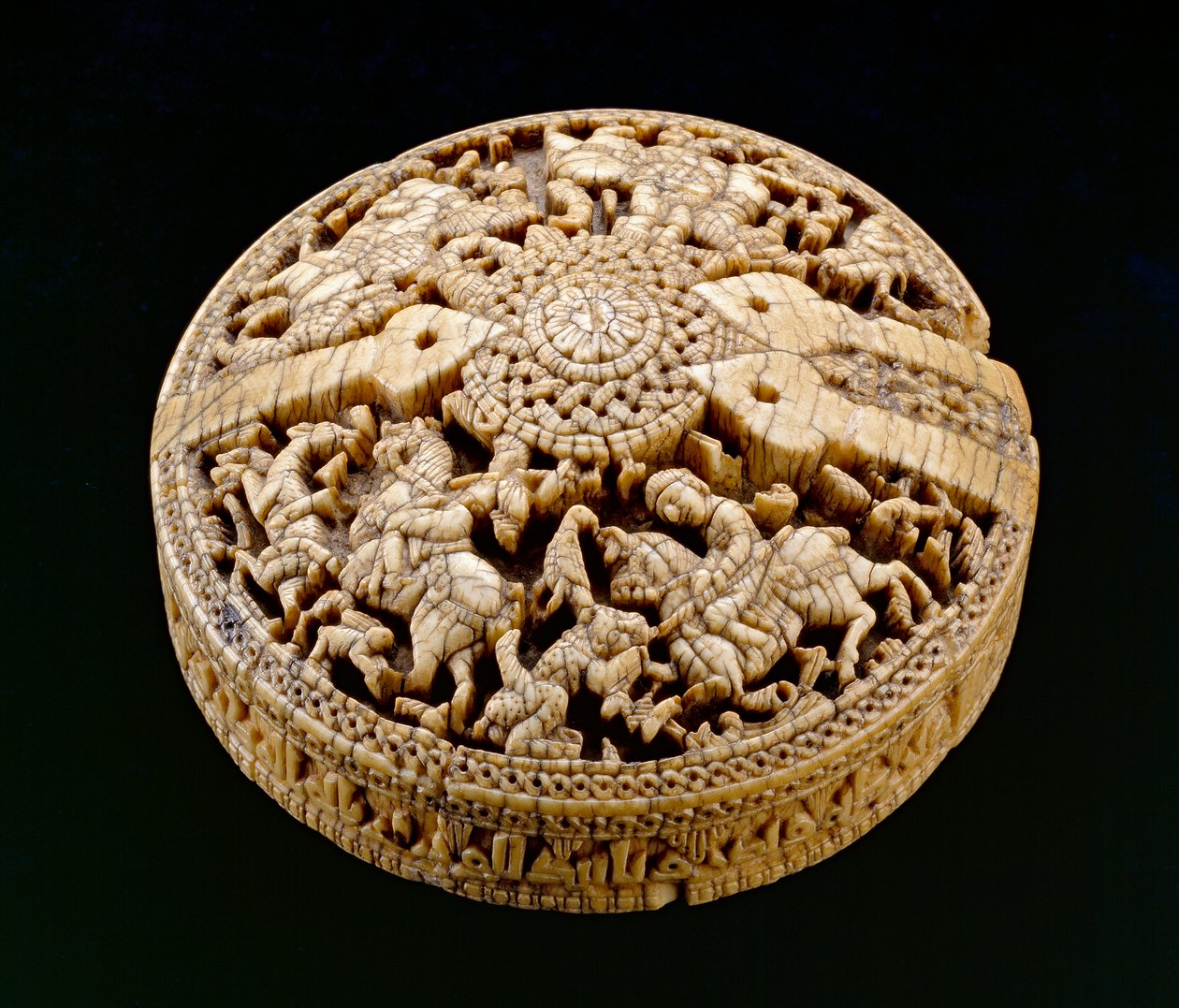 Dört avcı ve hayvanla süslenmiş bir kabın kapağı, Emeviler dönemi, MS 998-999 (ayrıca bkz. 416492) by Spanish School