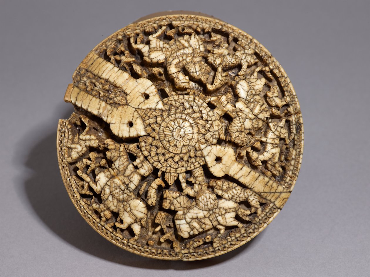 Dört avcı ve hayvanla süslenmiş bir kabın kapağı, Emeviler dönemi, MS 998-999 (ayrıca bkz. 117778) by Spanish School