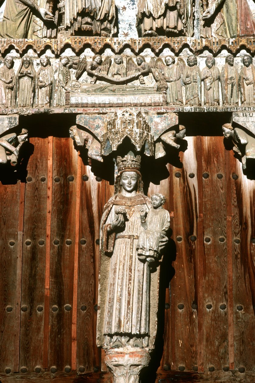 Madonna ve Çocuk heykeli ve Kıyamet Günü kabartması ile batı portalı by Spanish School
