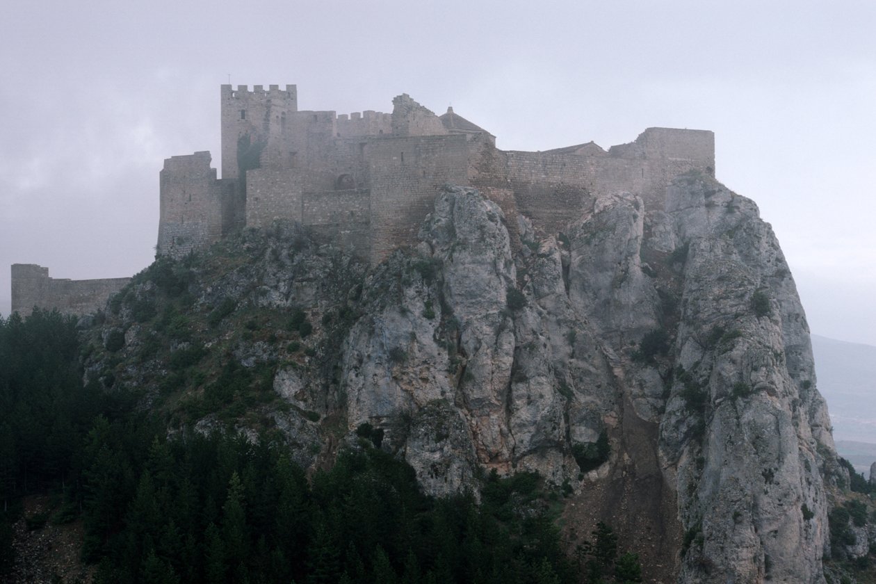 11.-13. yüzyılda inşa edilmiş Loarre kalesinin görünümü by Spanish School