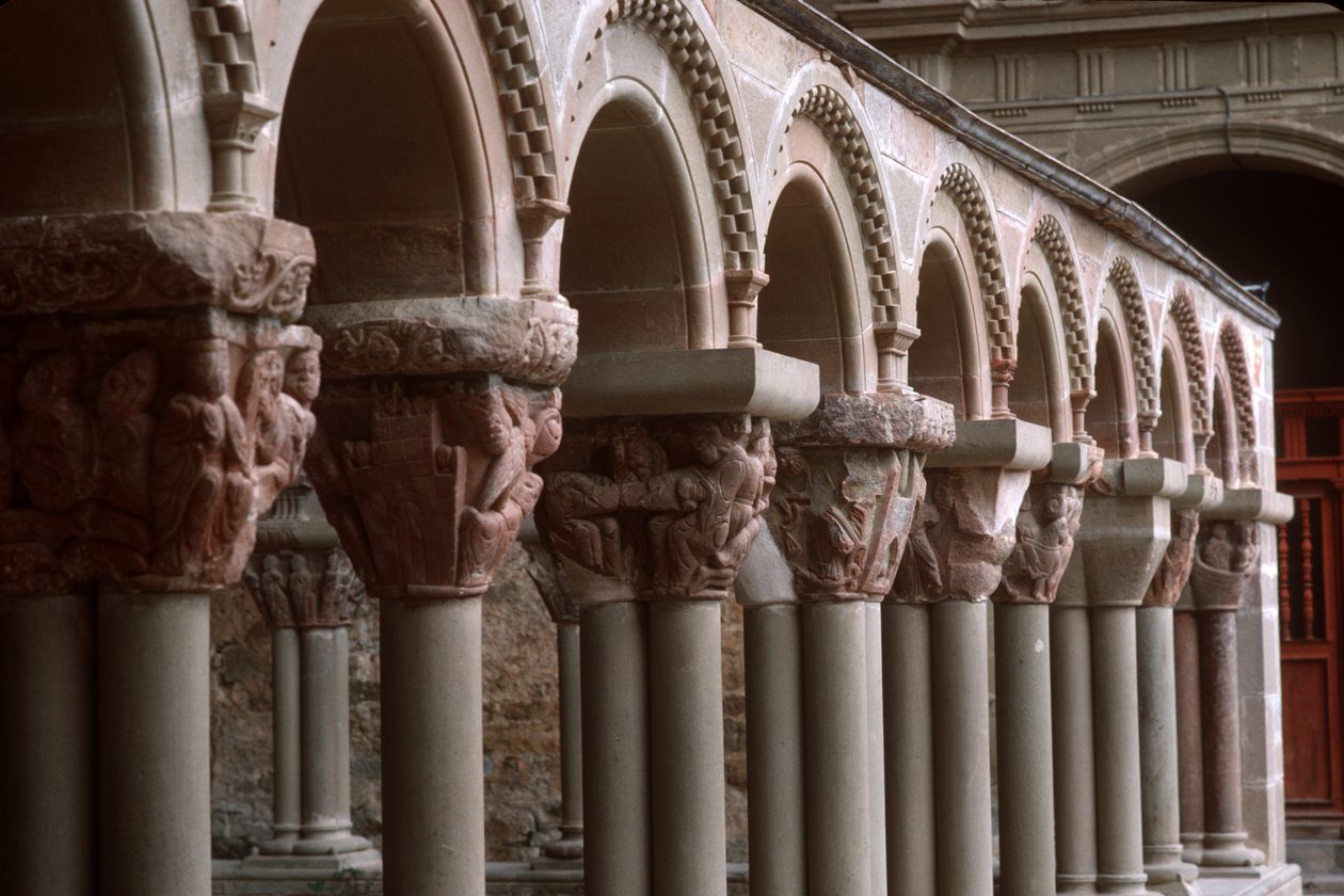 Manastırdaki arcade başkentlerinin görünümü by Spanish School