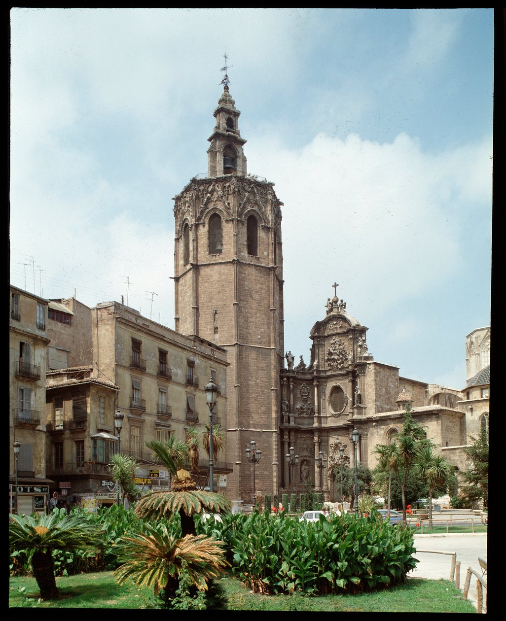 Valencia (Valencia) katedralinin Micalet (Miquelet veya El Miguelete) çan kulesinin görünümü 1381-1429 İspanya by Spanish School