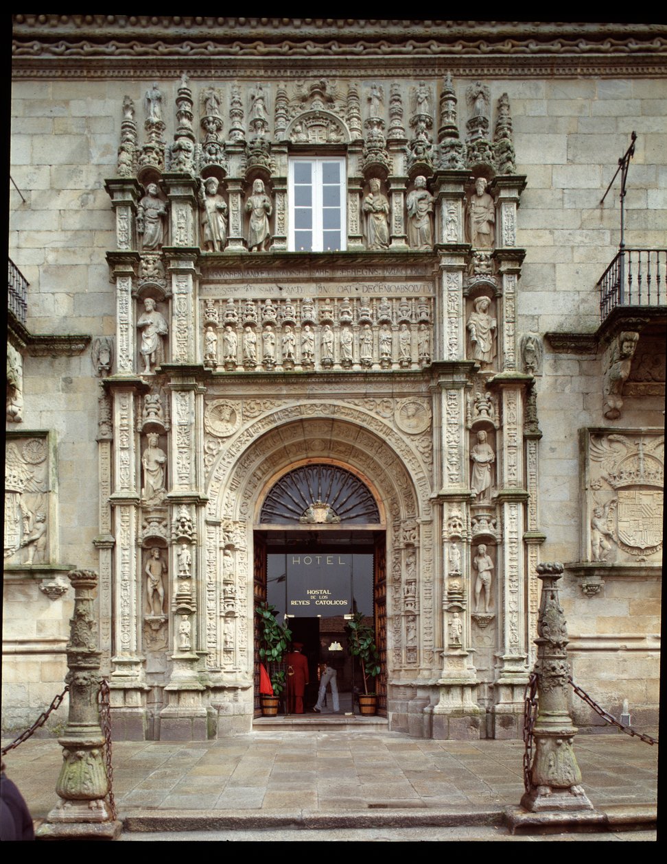 Kraliyet hastanesinin plateresque portalının görünümü by Spanish School