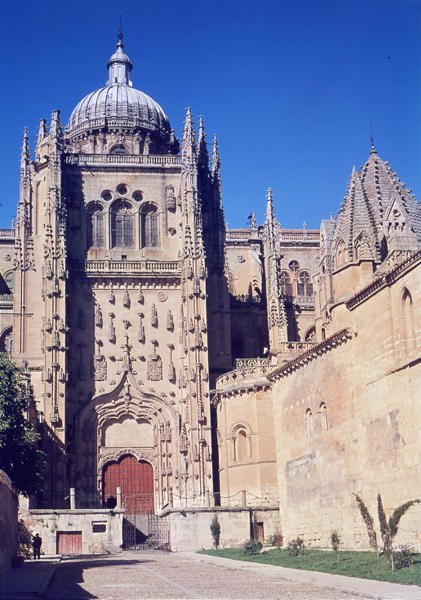 Güney portalının ve Torre del Gallo