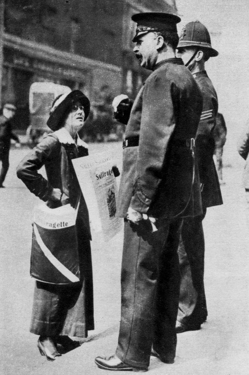 İki polisin karşı karşıya geldiği bir süfrajet, 1913 1937. by Sport and General