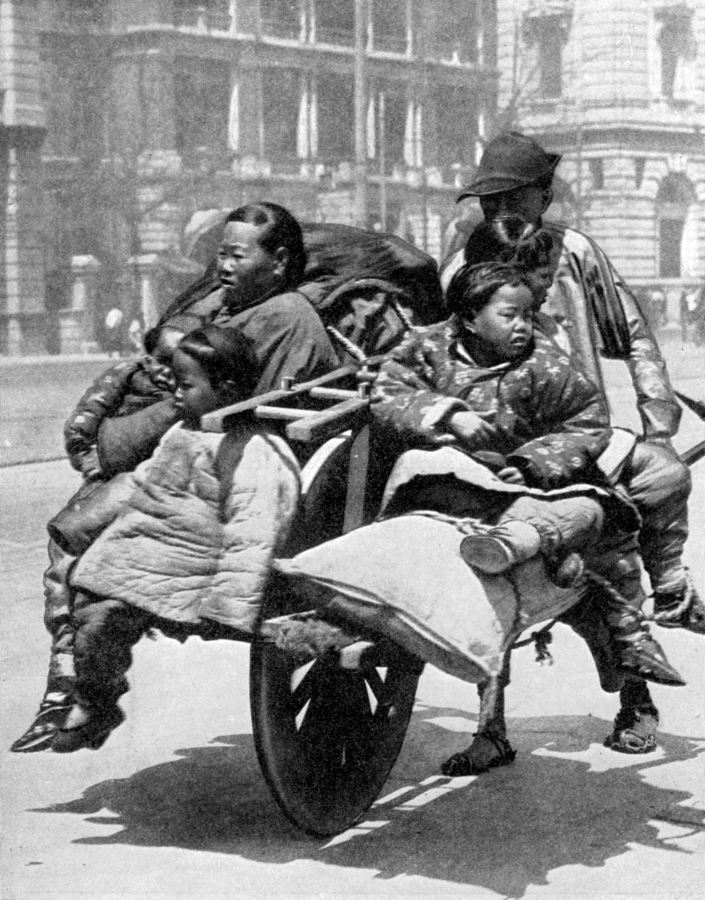 Arabadaki Çinli aile, 1936. by Sport and General