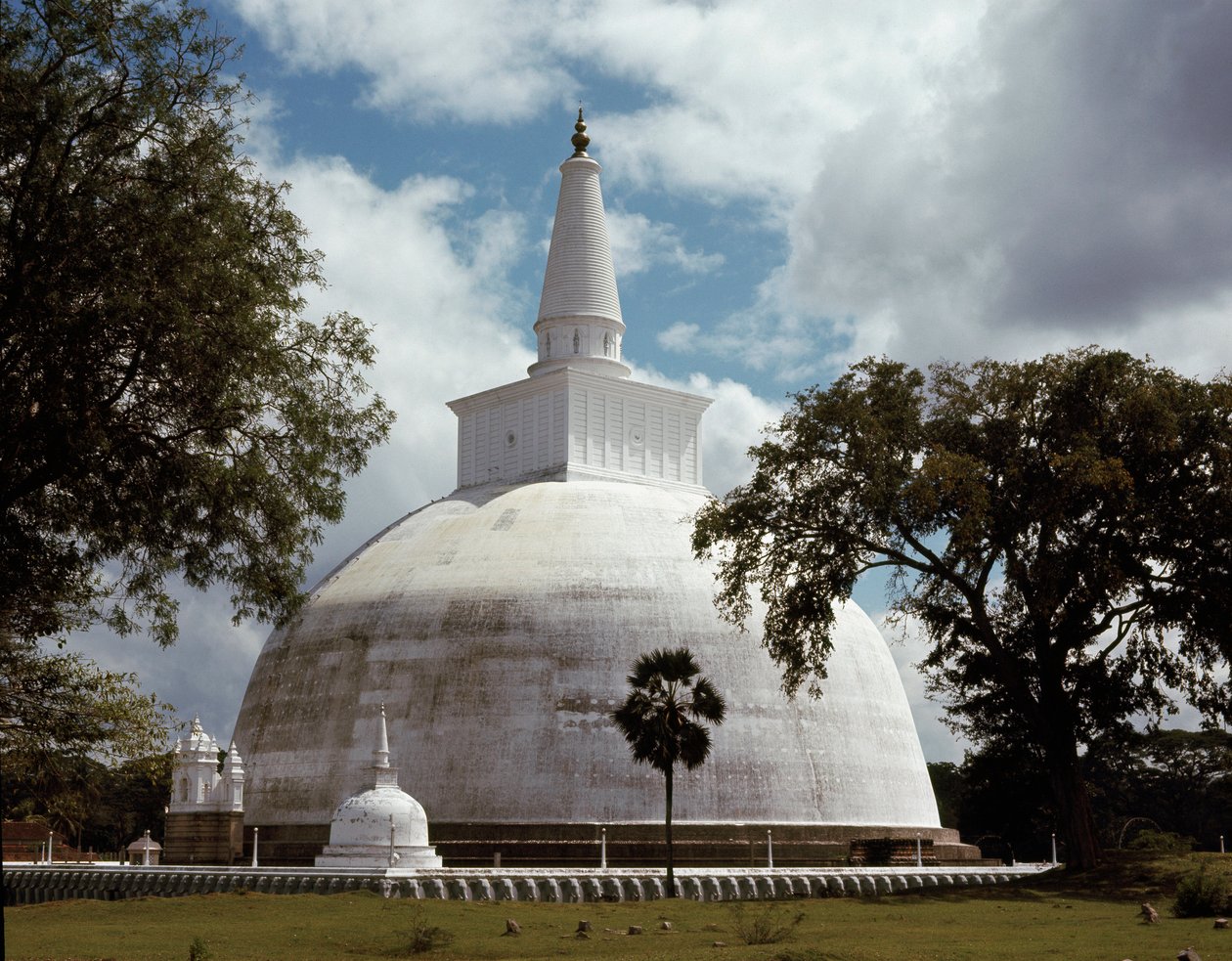 Ruwanwelisaya stupasının görünümü by Sri Lankan School