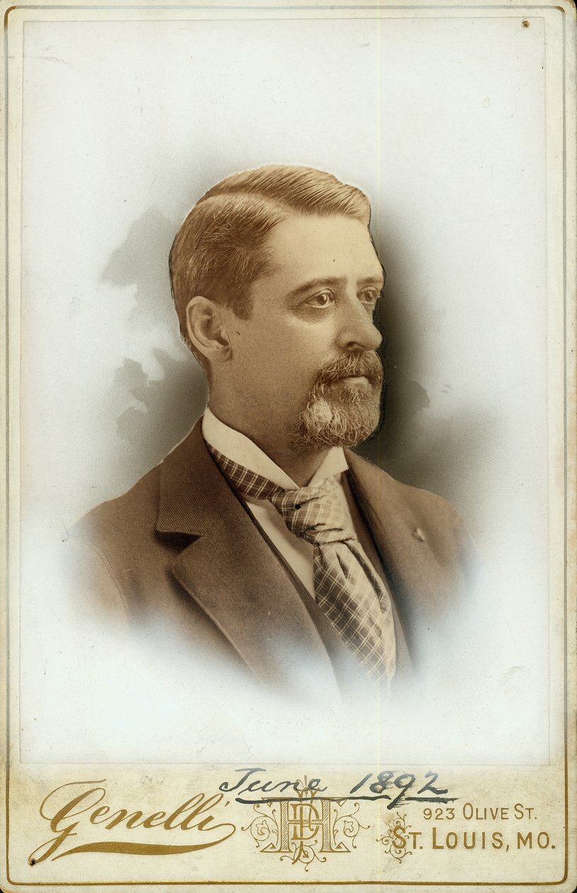 Takım elbise ve desenli kravat takan Charles Guille Warner