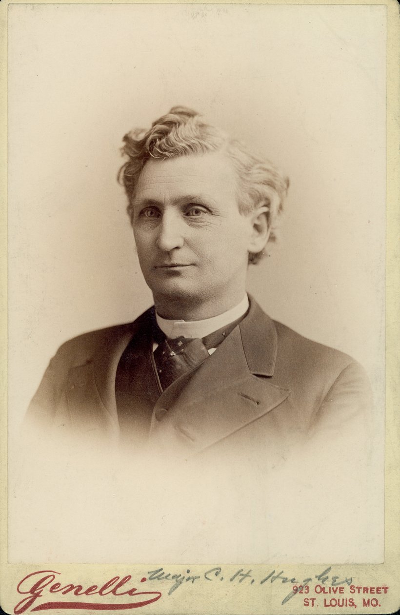 Bir takım elbise giyen Dr. Charles Hamilton Hughes