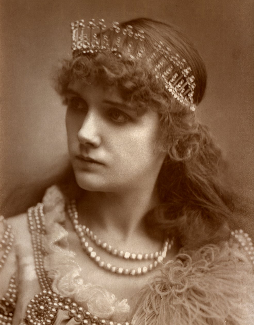 Marion Hood, İngiliz soprano opera ve müzikal tiyatro şarkıcısı, 1884. by St James
