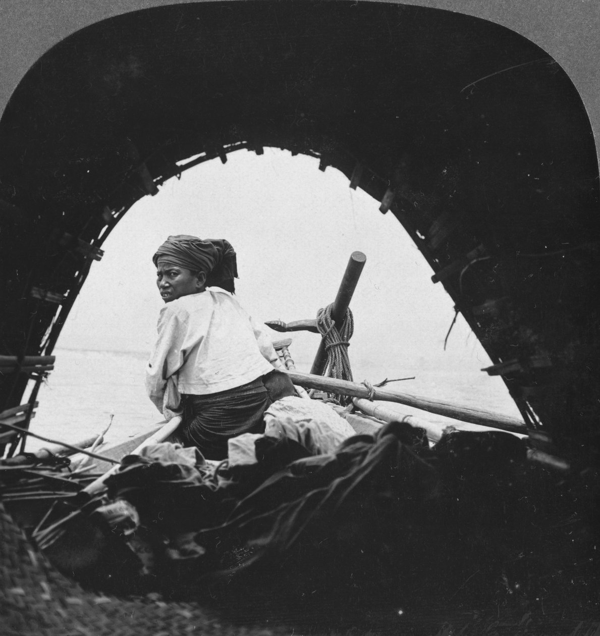 Irrawaddy Nehri üzerinde bir kayıkçı, Burma, 1908 by Stereo Travel Co