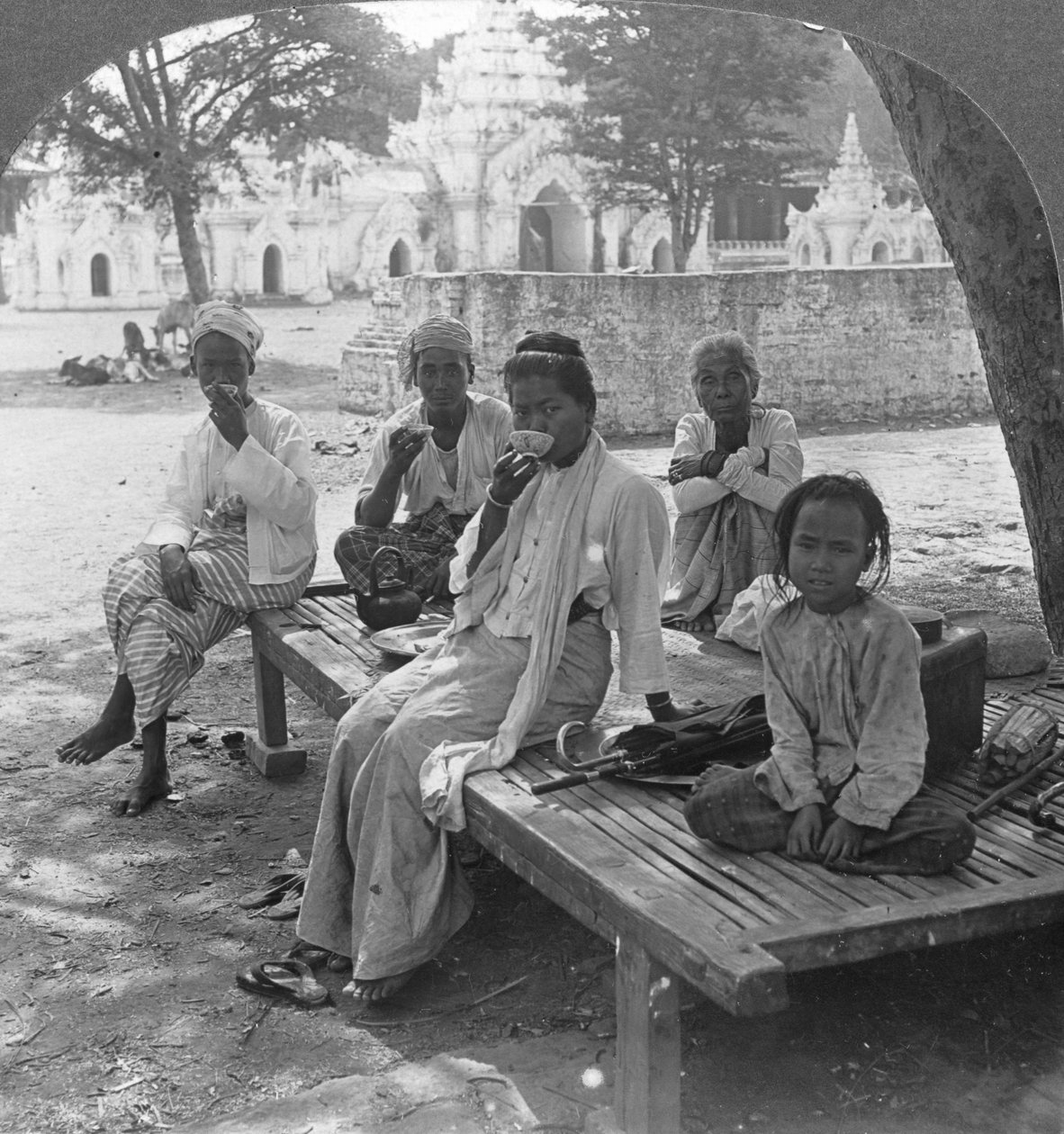 Sosyal bir kahve içeceği, Mandalay, Burma, 1908. by Stereo Travel Co