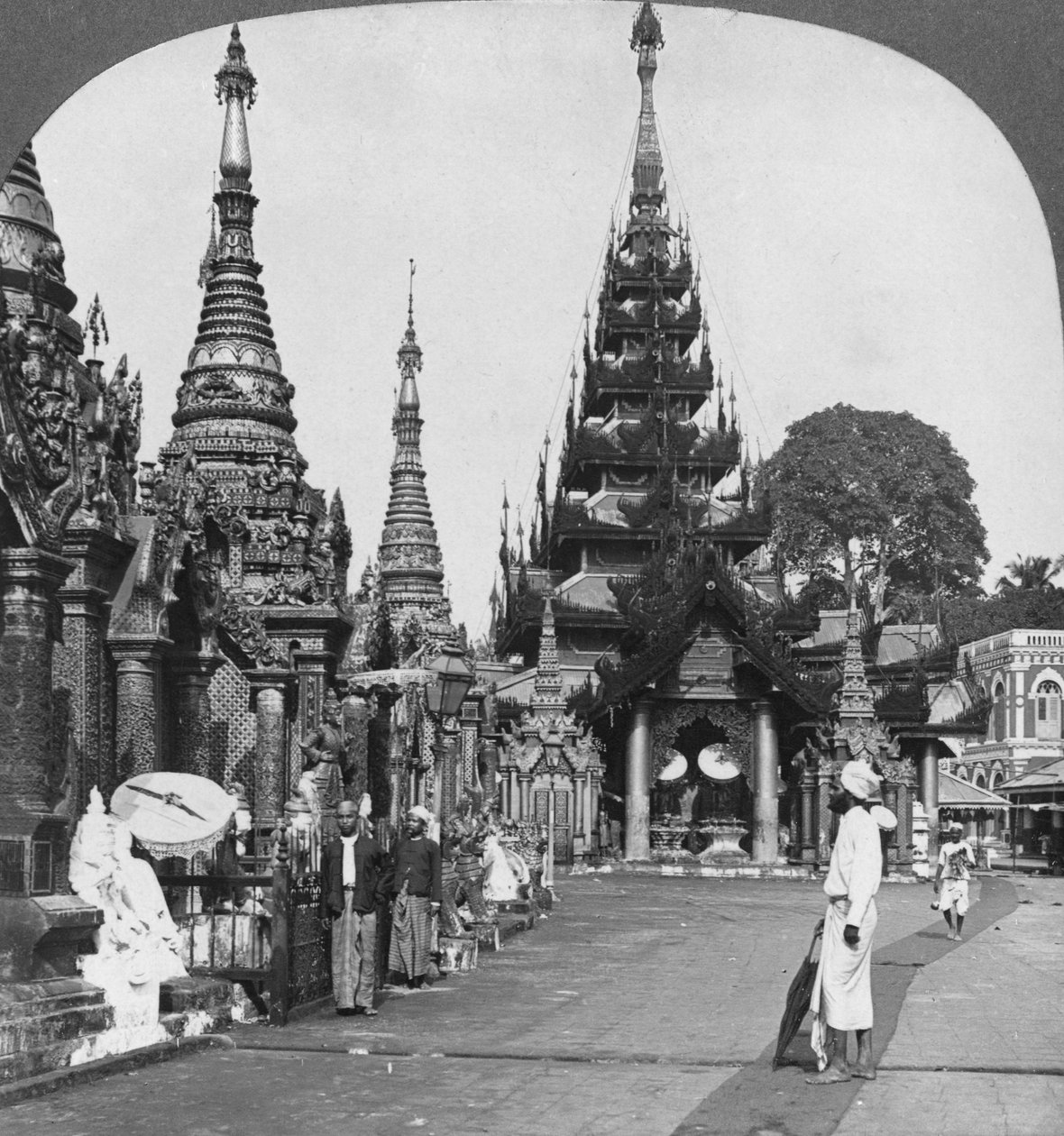 Güney yükseliş platformu boyunca, Shwedagon Pagoda, Rangoon, Burma, 1908 by Stereo Travel Co