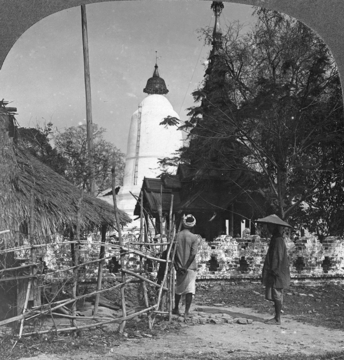 Şemsiye şeklinde bir pagoda, Bhamo, Burma, 1908 by Stereo Travel Co
