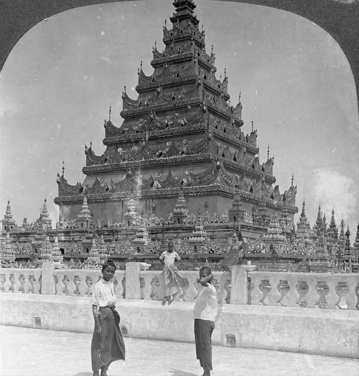 Arakan Pagodası, Mandalay, Burma, 1908. by Stereo Travel Co