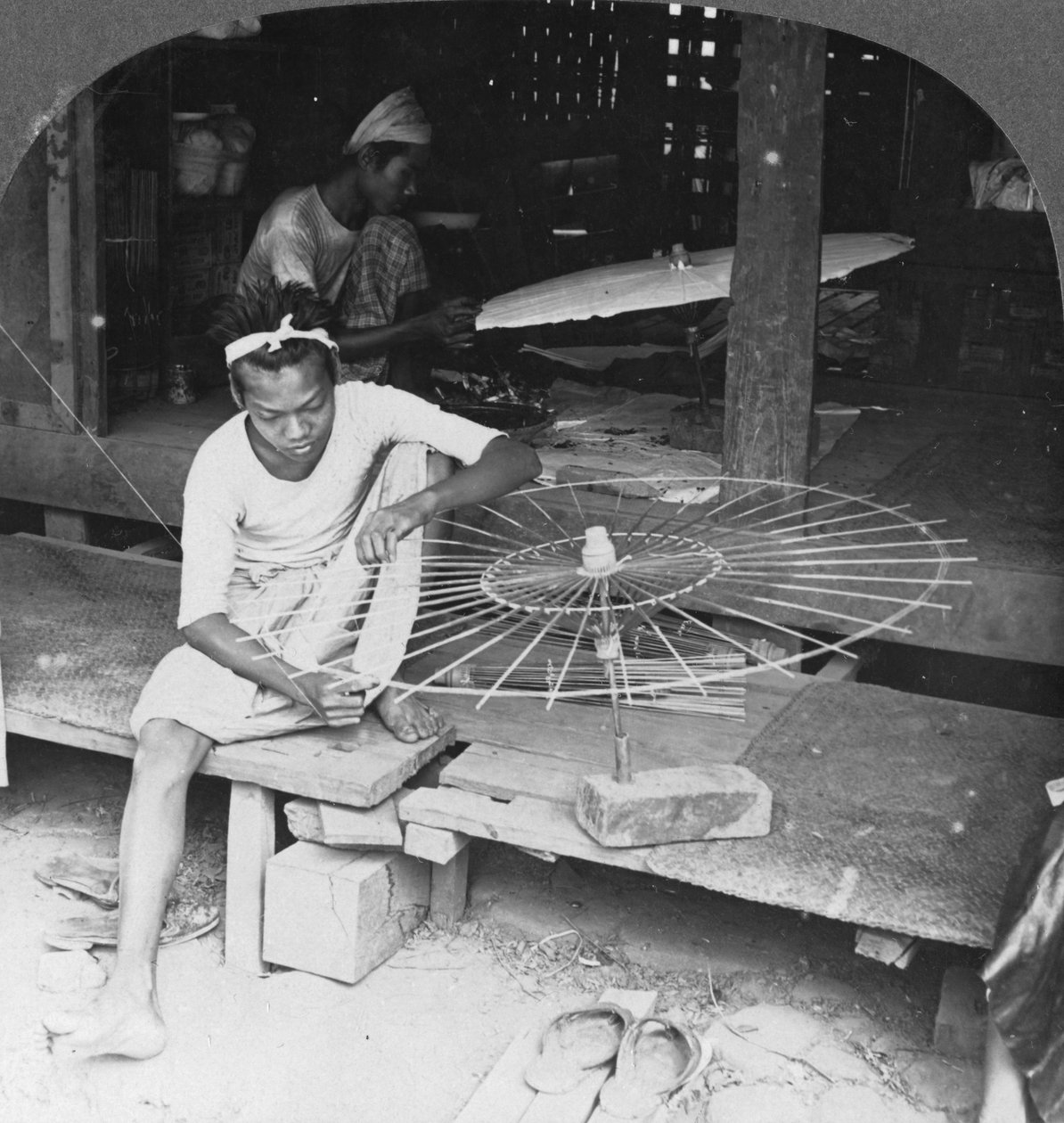 Yerli şemsiyeyi yapan çocuklar, Burma, 1908 by Stereo Travel Co