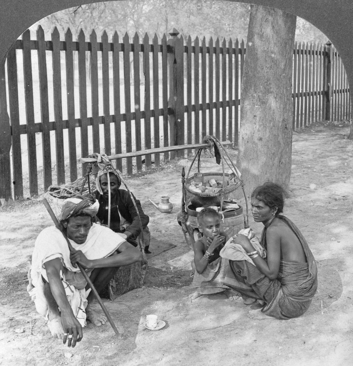 Mandalay yakınlarındaki yol kenarında kahvaltı, Burma, 1908. by Stereo Travel Co