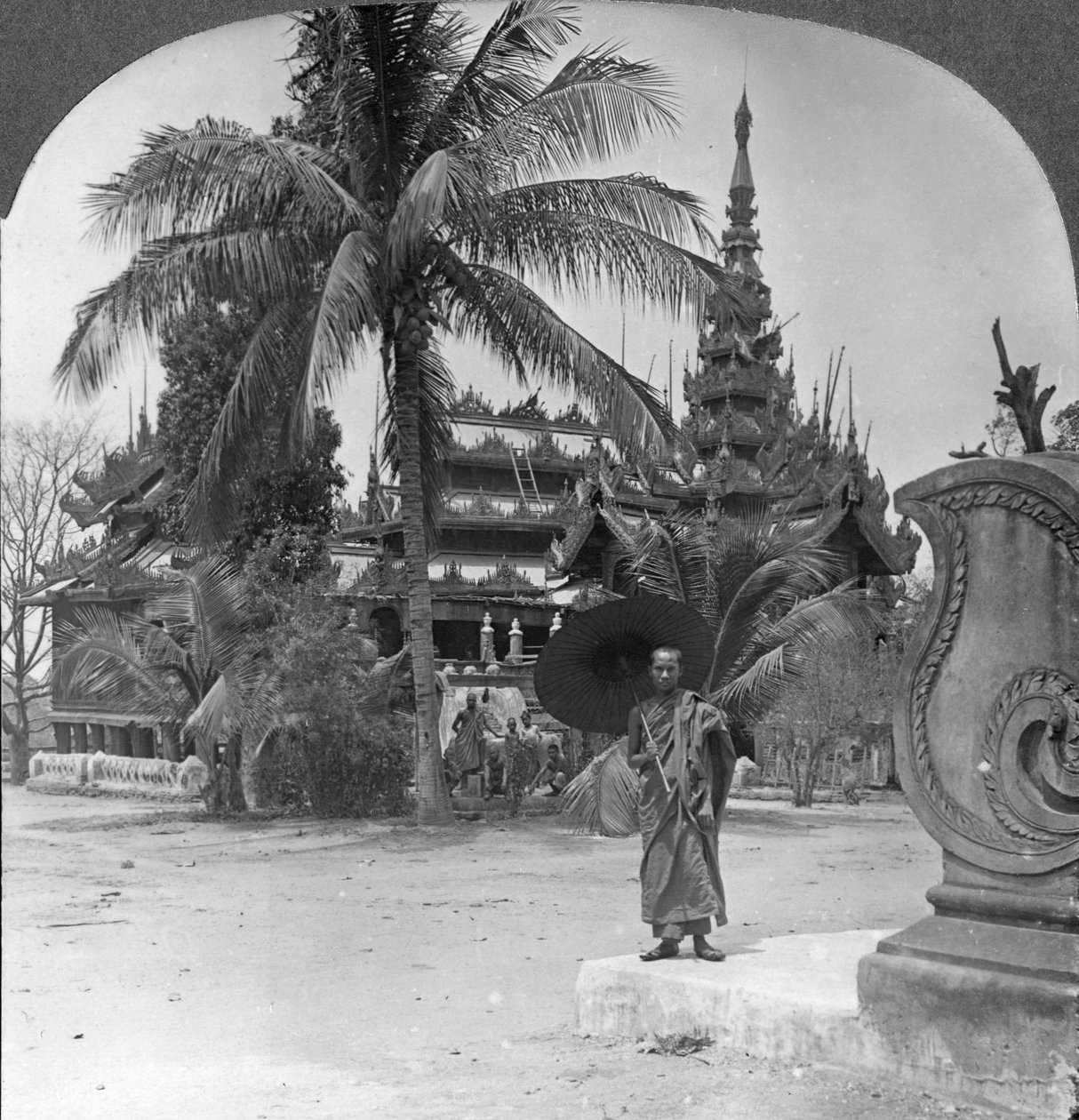 Bir rahip evi ve okulu olarak kullanılan Budist manastırı, Mandalay, Burma, 1908 by Stereo Travel Co
