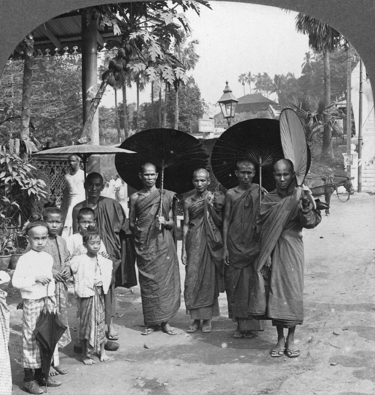 Güneşlikli ve yelpazeli Budist rahipler, Rangoon, Burma, 1908 by Stereo Travel Co