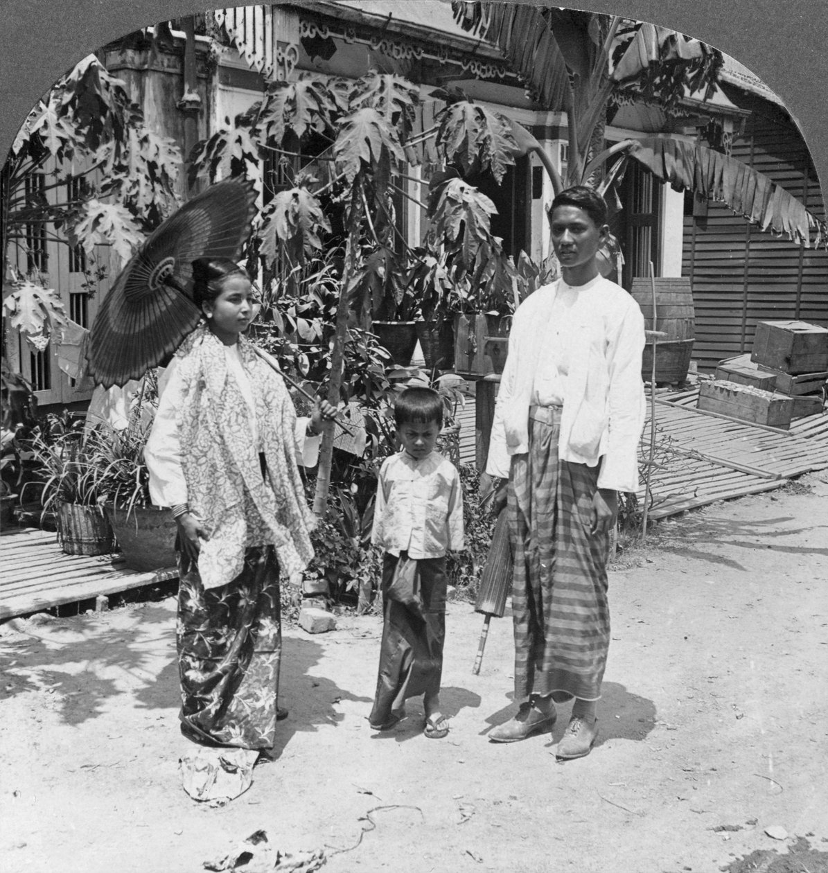 Birmanya ailesi, Rangoon, Burma, 1908 by Stereo Travel Co