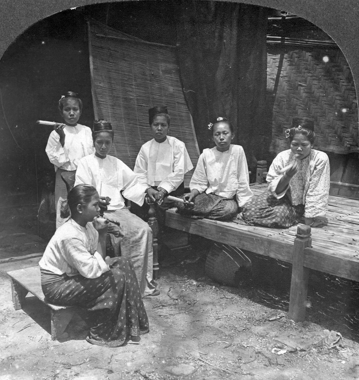 Evlerinin önünde sigara içen Burmalı kadınlar, Mandalay, Burma, 1908. by Stereo Travel Co