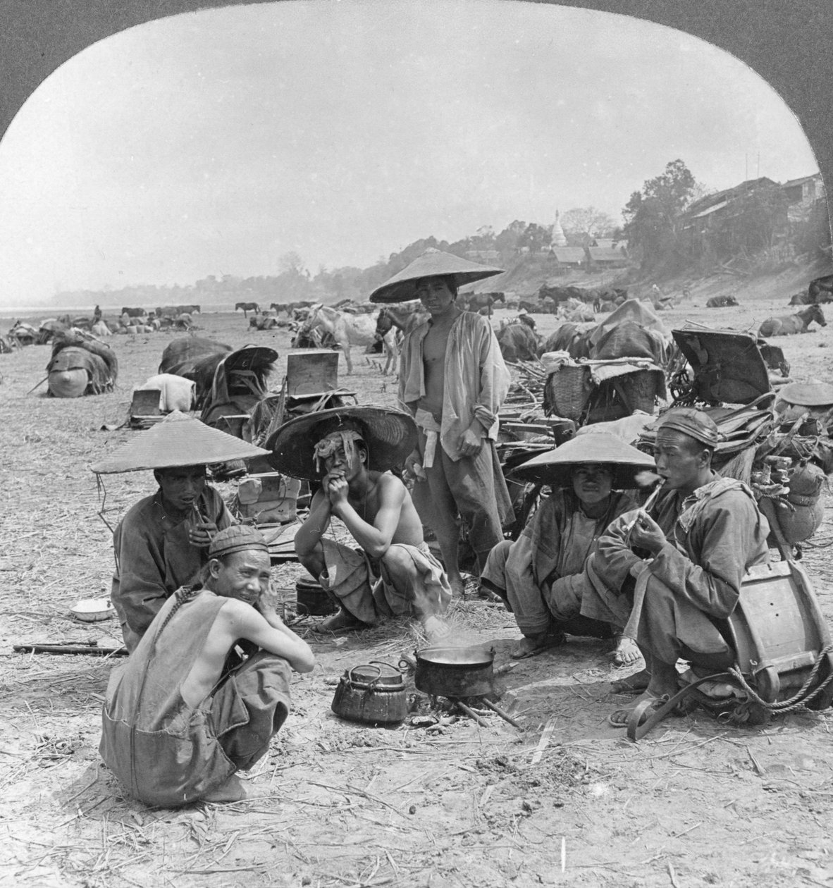 Çin kampına giden karavan Bhamo, Burma, 1908 by Stereo Travel Co