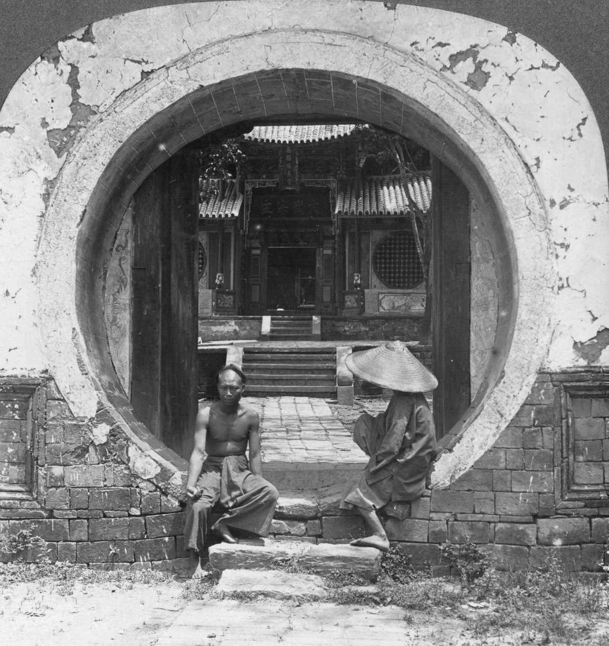 Meraklı geçit, bir joss evine giriş, Bhamo, Burma, 1908 by Stereo Travel Co
