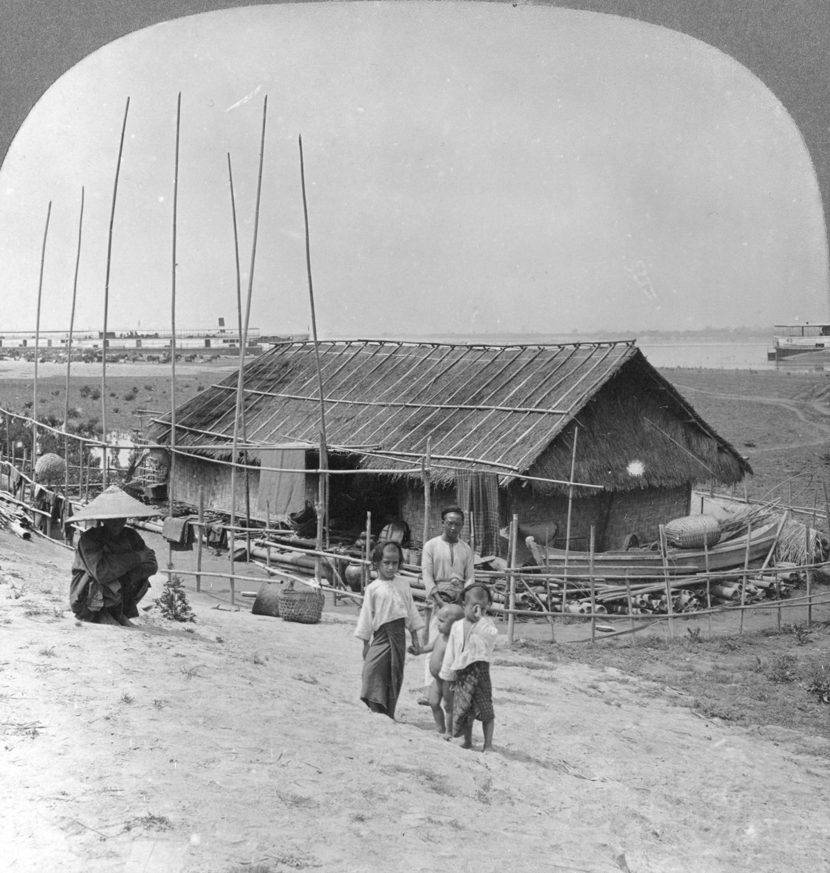 Bambudan sallar üzerine inşa edilmiş ev, Bhamo, Burma, 1908 by Stereo Travel Co