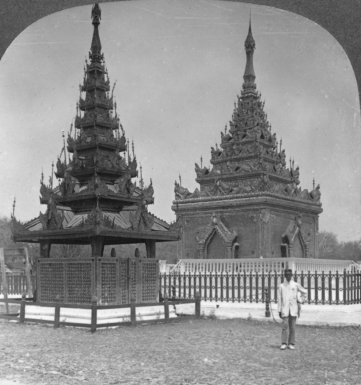 King Mindons Mezarı, Kraliyet Sarayı, Mandalay, Burma, 1908 by Stereo Travel Co