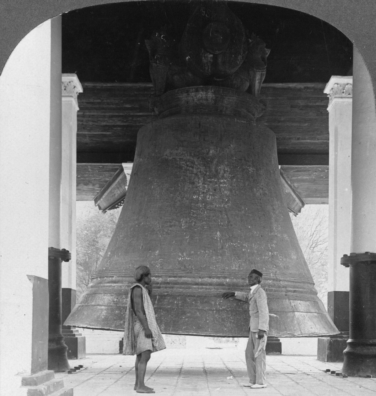 Dünyanın en büyük mükemmel çanı, Mingun, Burma, 1908 by Stereo Travel Co