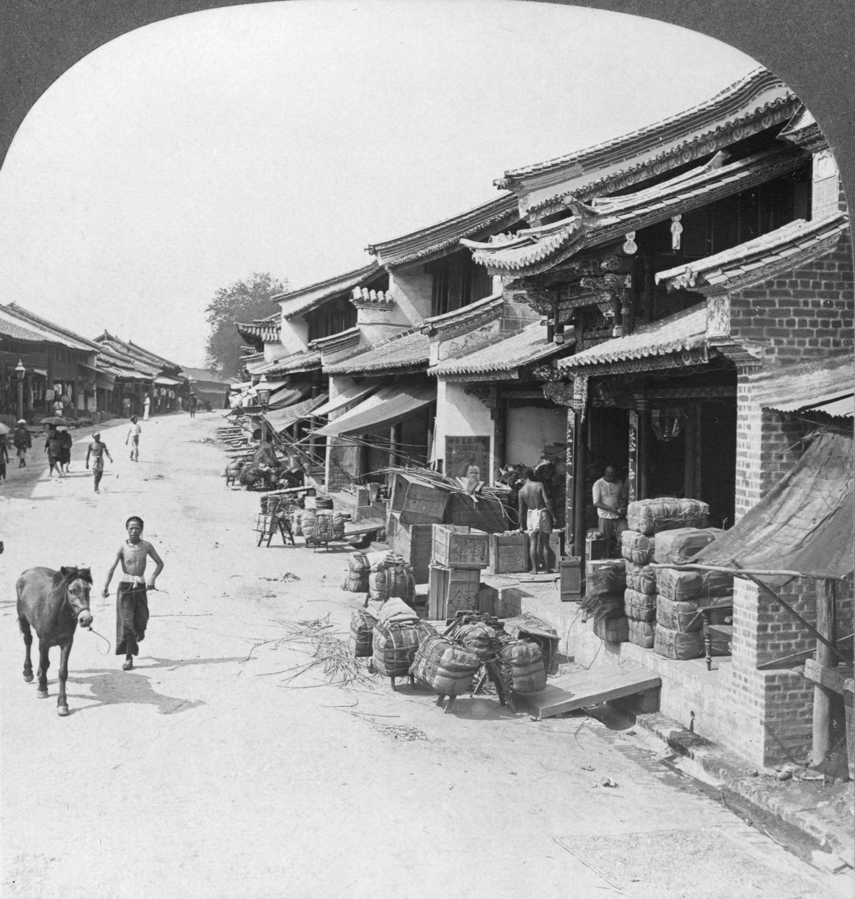 Çin mahallesinin ana iş caddesi, Bhamo, Burma, 1908 by Stereo Travel Co