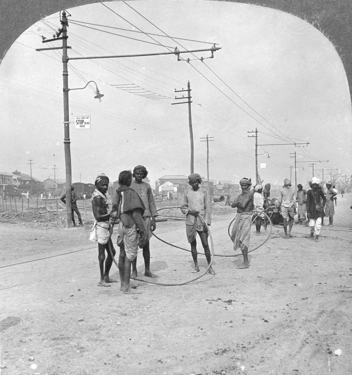 Ağır bir yük çekmek üzere olan adamlar, Rangoon, Burma, 1908 by Stereo Travel Co